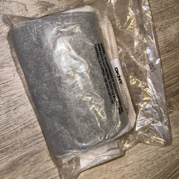 DKNY Lara Wallet with Chain - Picture 2 of 5